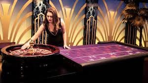 casino dhaka লাইভ ক্যাসিনোতে মোবাইলে গেম খেলছেন একজন বাংলাদেশি ব্যবহারকারী
